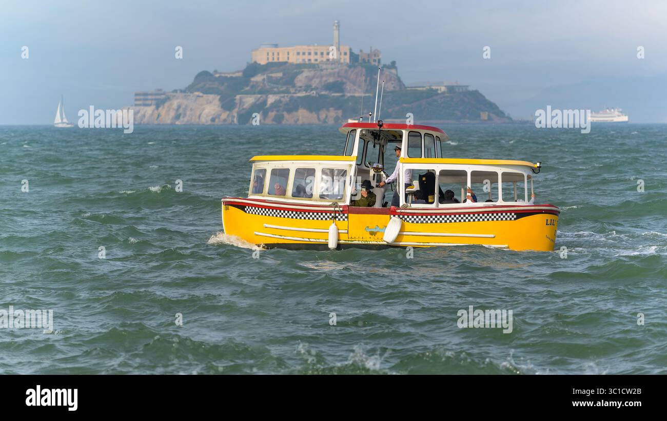 yellow-water-taxi-with-passengers-in-san-francisco-bay-and-alcatraz