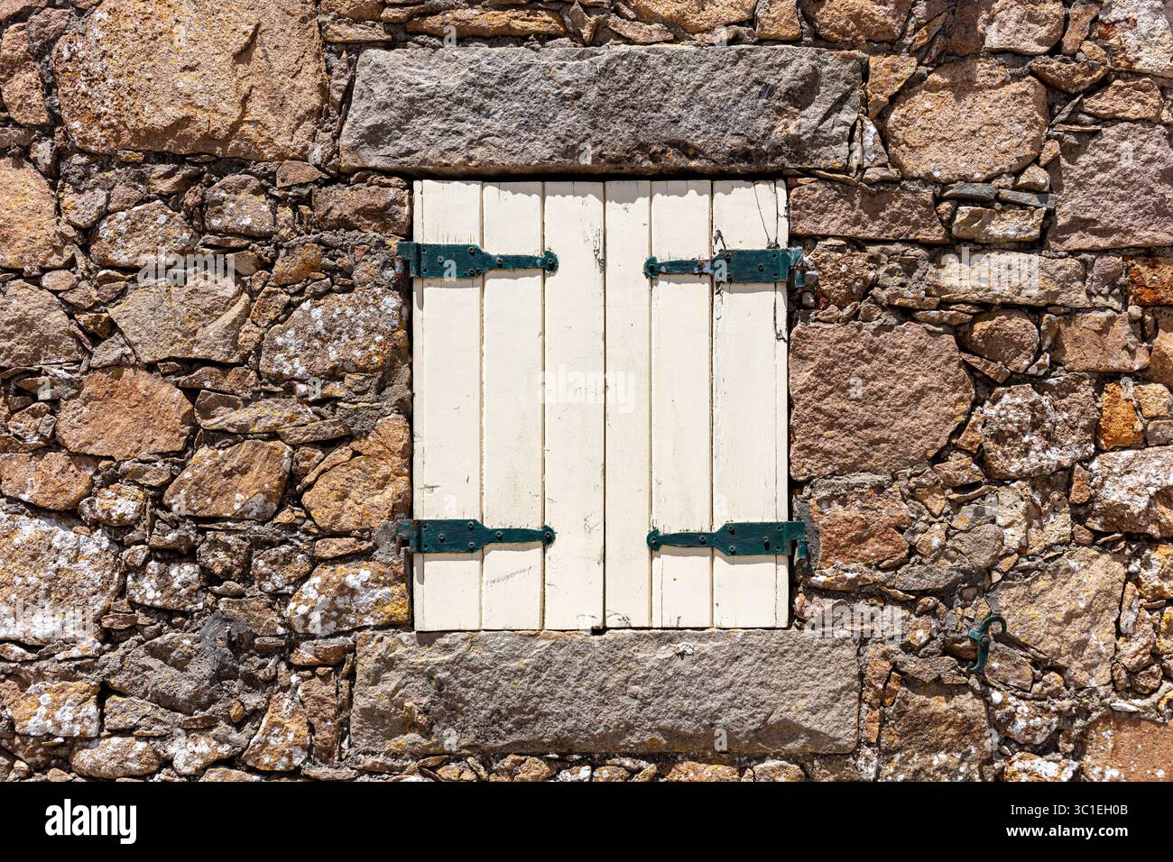 Alley stone wall vines hi-res stock photography and images - Alamy
