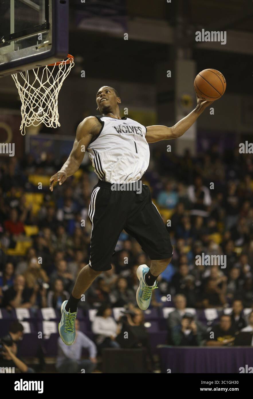 Minnesota Timberwolves' Glenn Robinson III, center, puts up a layup to  score against the defense of Atlanta Hawks' Paul Millsap, left, and Pero  Antic, right of Macedonia, in the third quarter of, image size:883x1390
