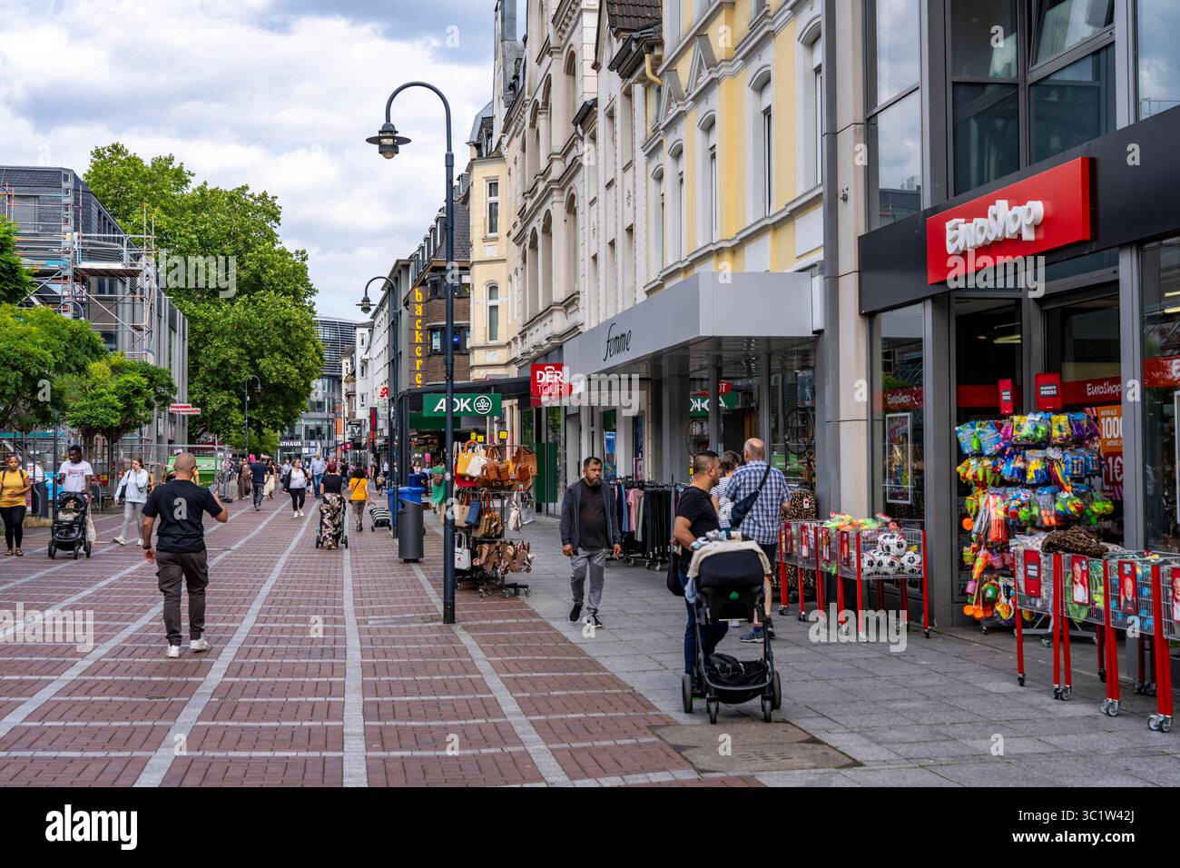 einkaufsstra-e-wiesdorfer-platz-gesch-ft-und-gastronomie-innenstadt