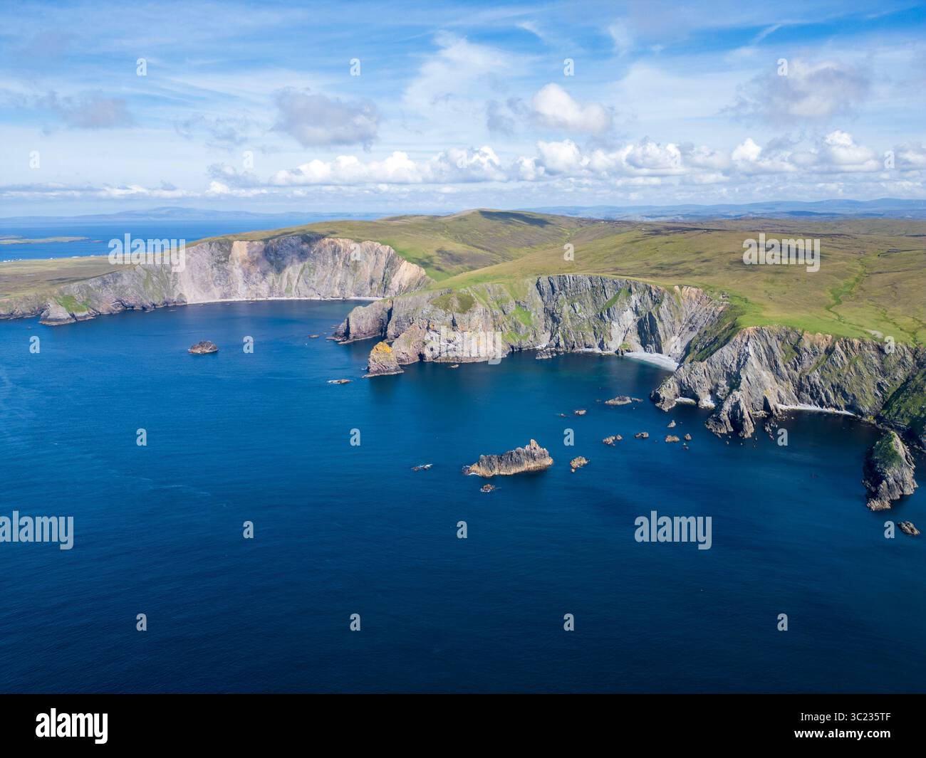 📸 Dramatic cliffs and wild seas shape the rugged beauty of Shetland’s Westside, with Deepdale offering awe-inspiring Stock Photo