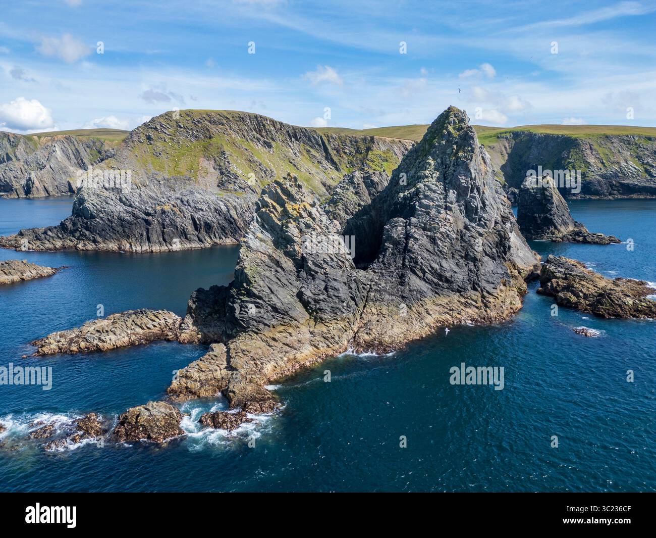 📸 Dramatic cliffs and wild seas shape the rugged beauty of Shetland’s Westside, with Deepdale offering awe-inspiring Stock Photo
