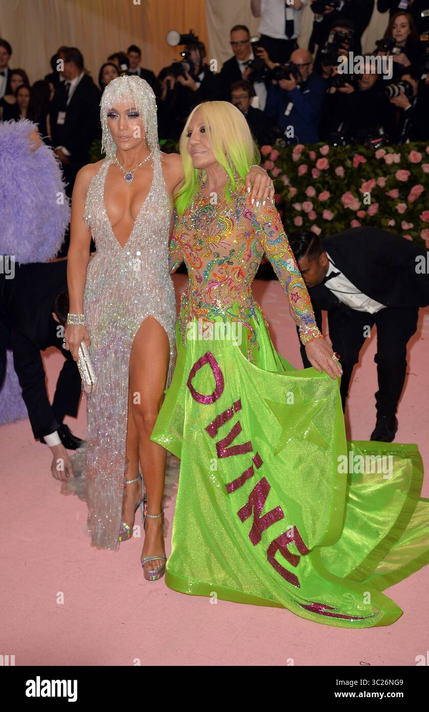 Iconic Dress Donatella Versace Vestiti Abito Elegante Versace Donatella  Versace Attends The 2024 Met Gala Celebrating