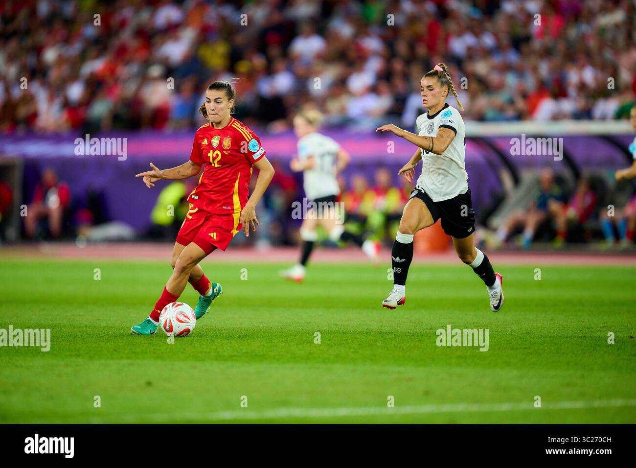 Patri Guijarro (12; Spanien) mit Ball in Aktion, Selina Cerci (15 ...