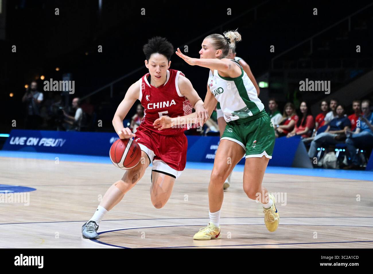 (250724) -- ESSEN, July 24, 2025 (Xinhua) -- Tian Yuanyuan (L) of China ...