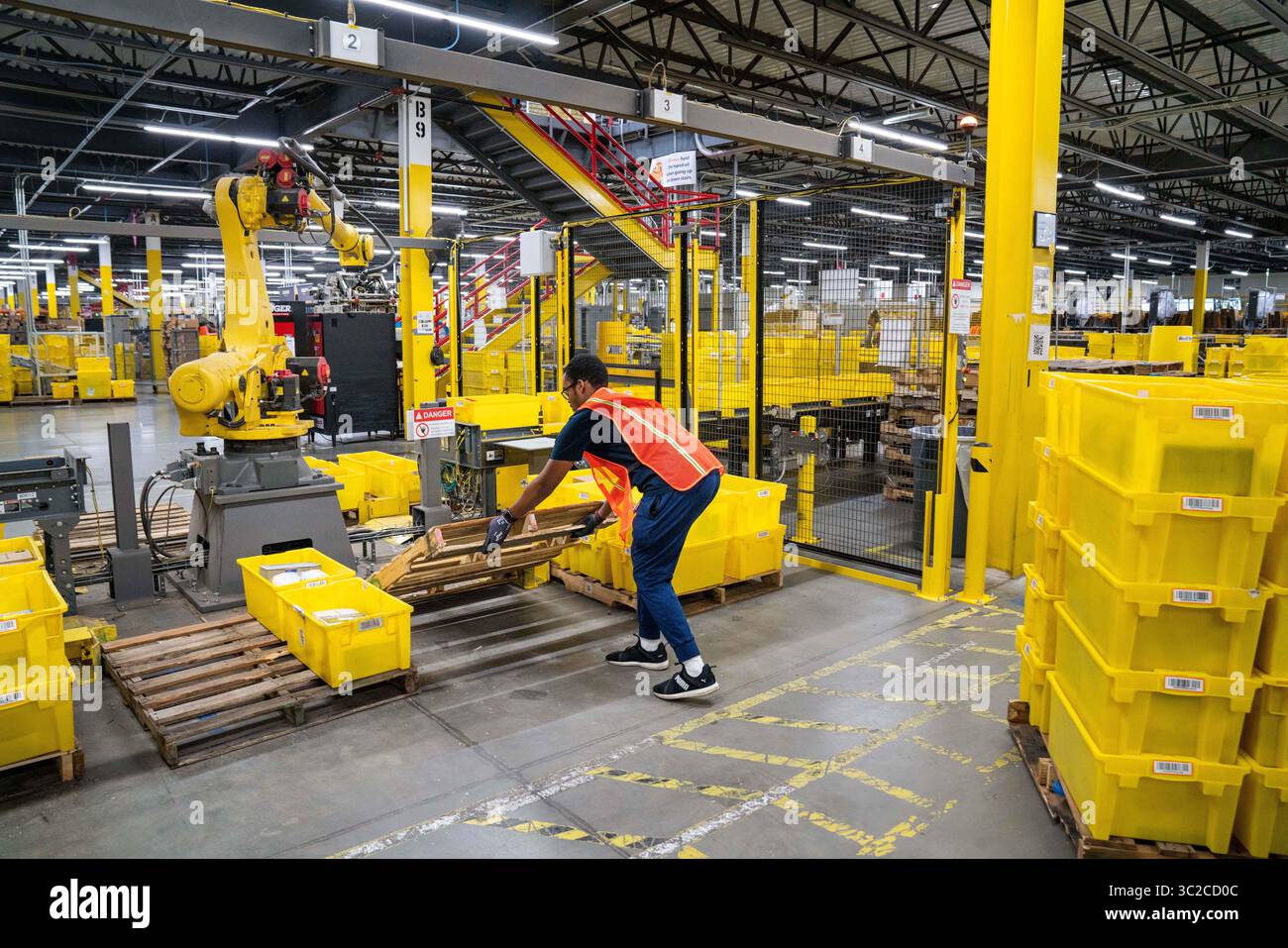 Amazon robot pallet hi-res stock photography and images - Alamy