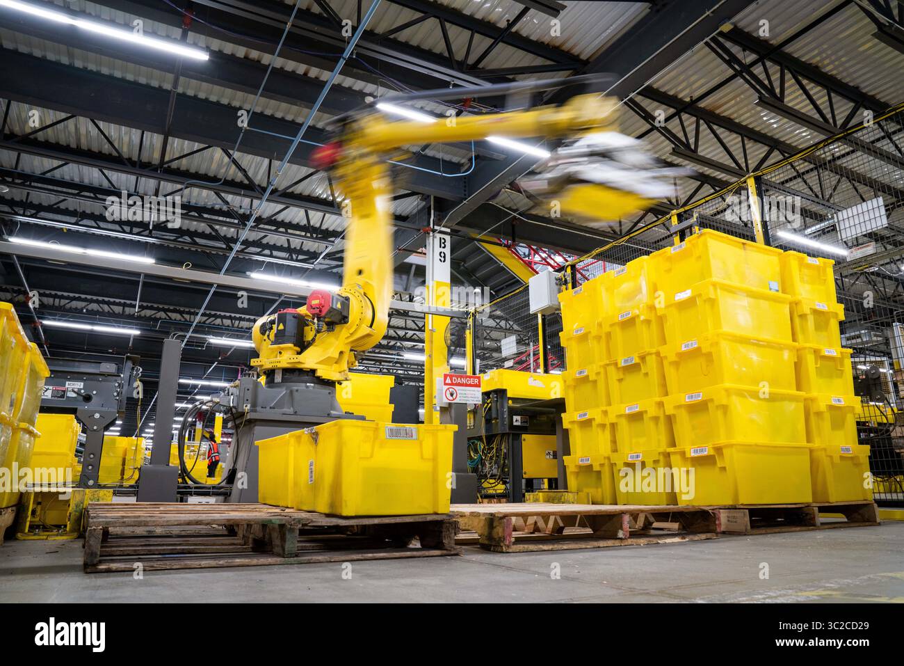 Amazon robot pallet hi-res stock photography and images - Alamy