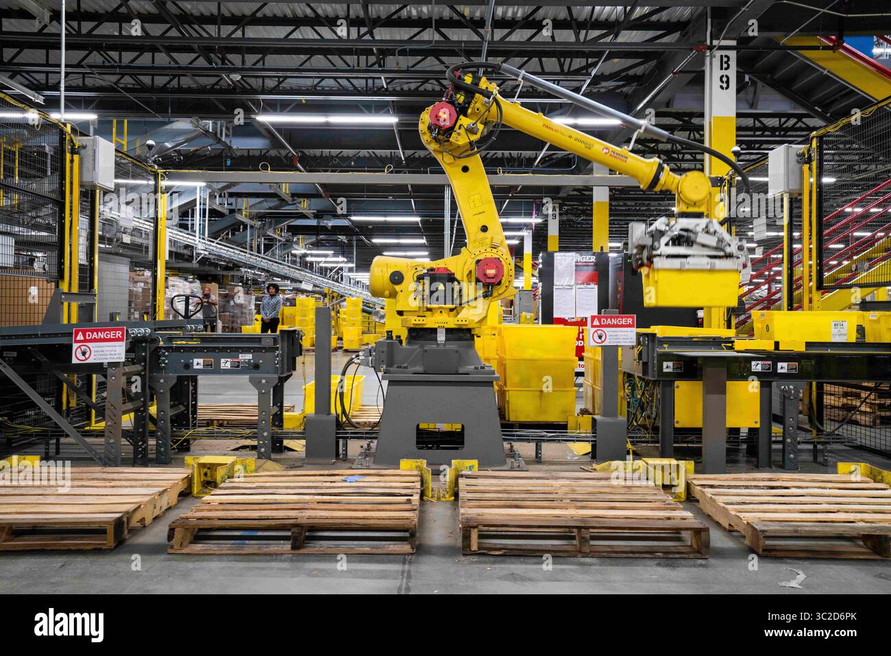 Amazon robot pallet hi-res stock photography and images - Alamy