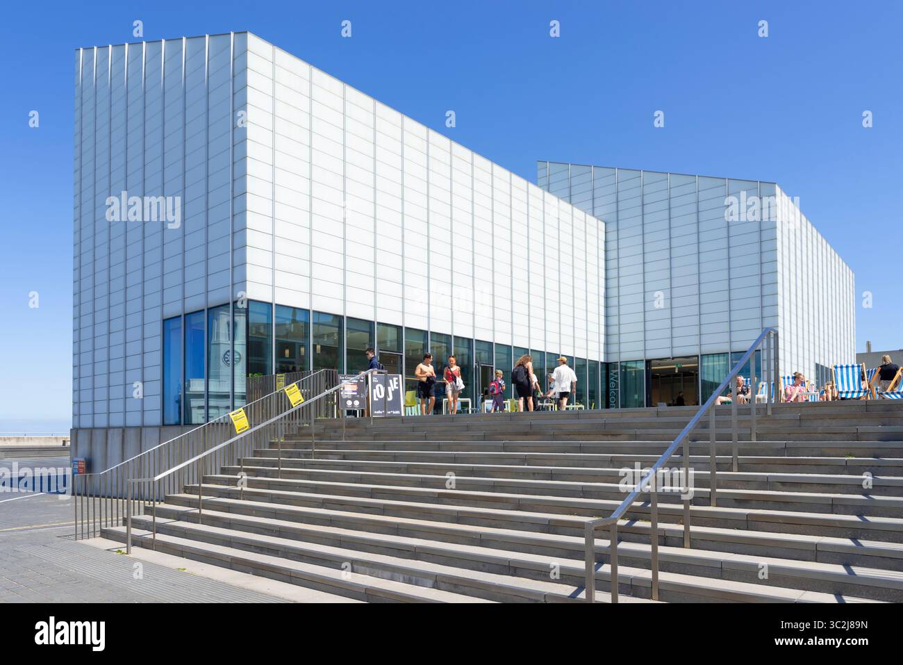 Margate Turner Contemporary Margate people visiting the art Gallery on the Harbour Arm at Margate England UK GB Europe Stock Photo