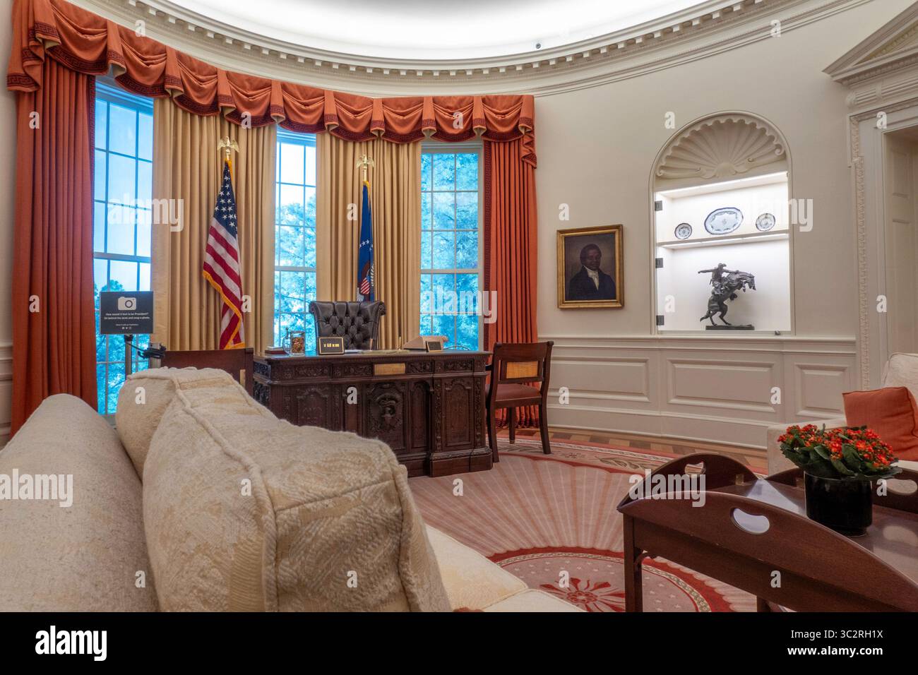 Replica of the Presidents Oval Office at The New Yo k Historical ...
