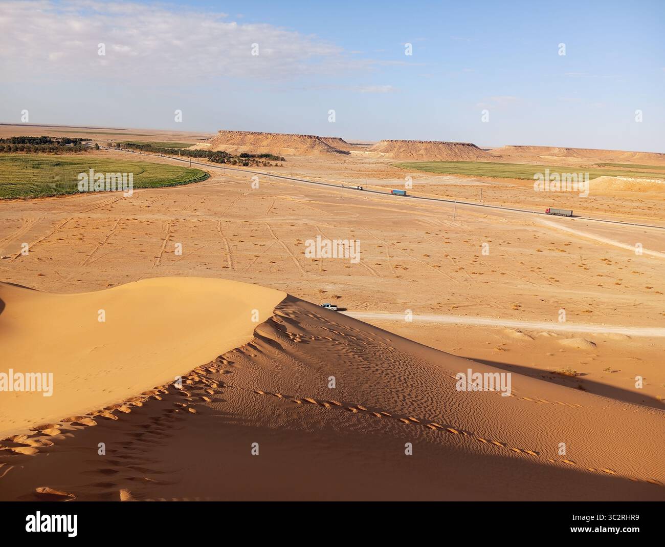 In the golden expanse of the Sahara, every grain of sand tells an ancient story. El Méniaa, a hidden gem of Algeria, reminds us of the wild beauty and - Smartphone Captured Stock Image