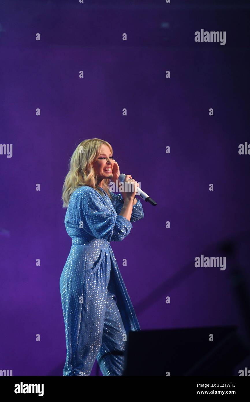 Секспен Рой Джонсты онлайн көру Гимнасттың жалаңаш есегі