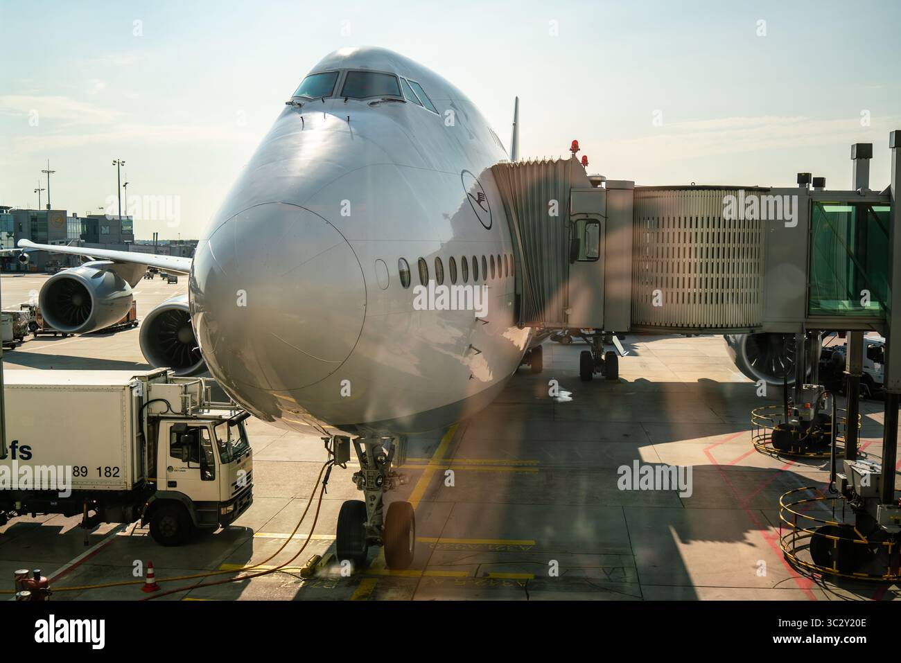 Lufthansa 747 on runway hi-res stock photography and images - Alamy