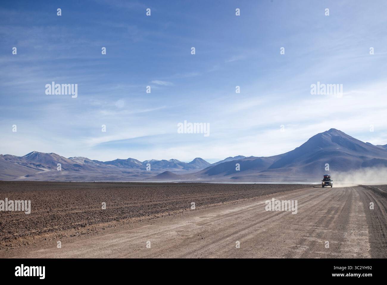 View of a 4x4 vehicle on the Salar de Uyuni salt flats in Bolivia, South America. Stock Photo