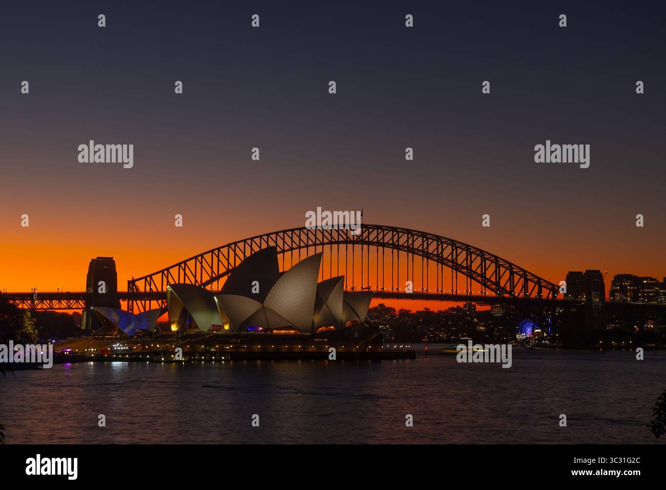 The sunsets on the Sydney Opera House and the Sydney Harbour Bridge ...