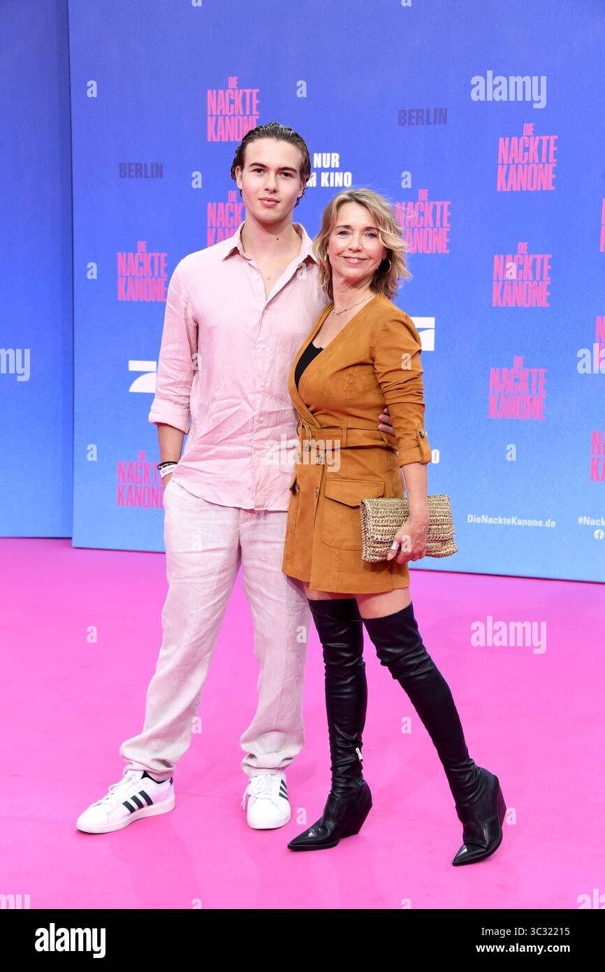 German Ruland Tina Ruland mit Sohn Jahvis Ruland bei der Deutschlandpremiere von DIE ...