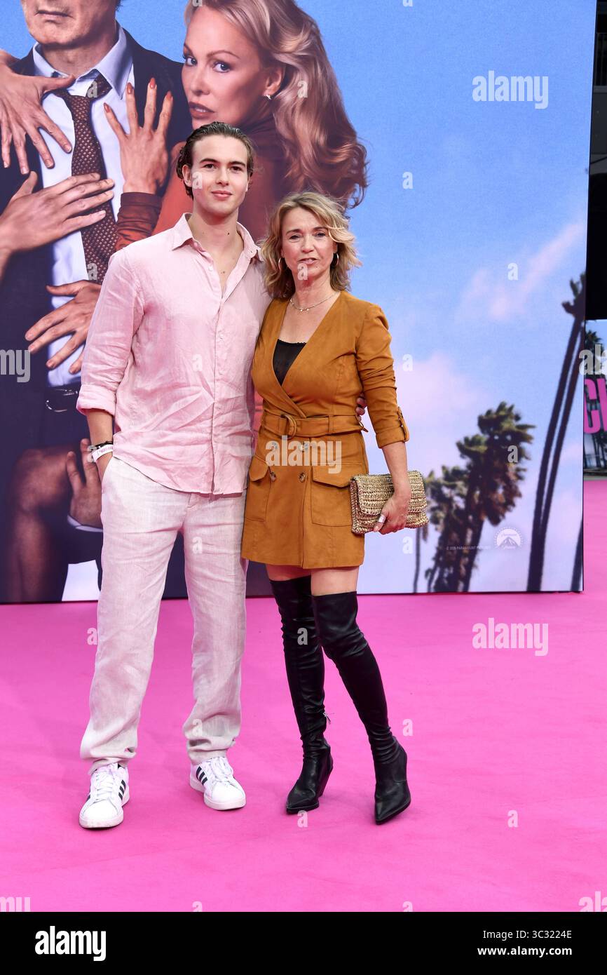 German Ruland Tina Ruland mit Sohn Jahvis Ruland bei der Deutschlandpremiere von DIE ...