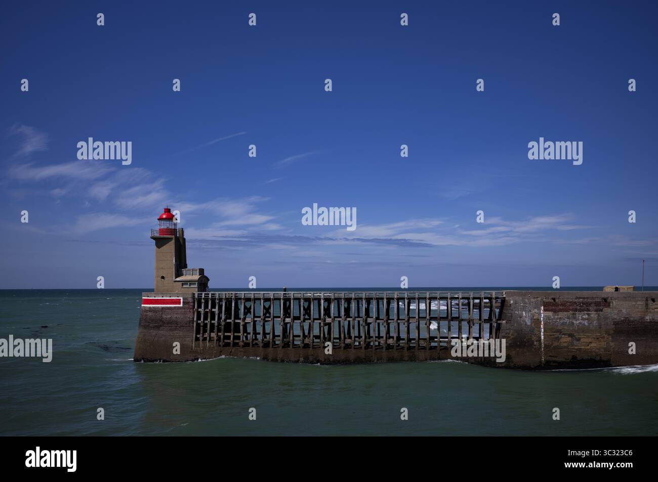 Sea, lighthouse Feu de la jetee Sud, lighthouse, red, harbour entrance, pier, Fecamp, Normandy, Seine-Maritime, France Stock Photo