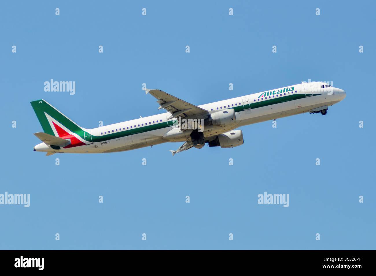 Airbus a321 alitalia hi-res stock photography and images - Alamy
