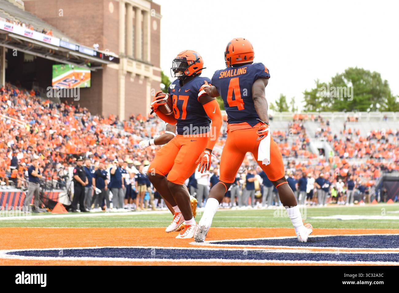 August 31, 2019: Tight end Daniel Barker (87) of the Illinois Fighting Illini scores a touchdown during the NCAA football game between the Illinois vs Akron at Memorial Stadium in Champaigne, Illinois. Dean Reid/CSM.(Credit Image: &copy; Dean Reid/CSM via ZUMA Wire) Stock Photo