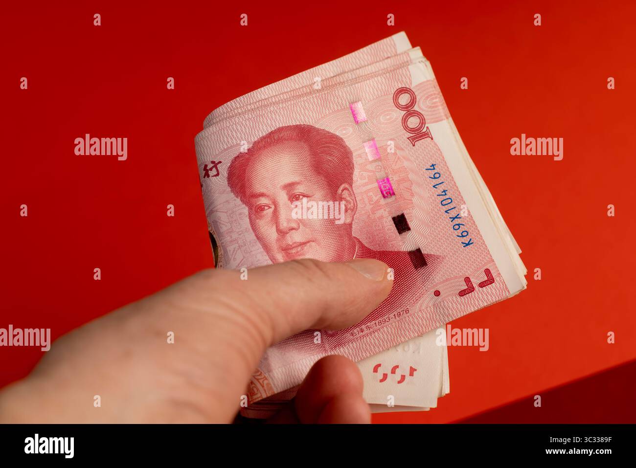 Hand 100 bill bank hi-res stock photography and images - Page 23 - Alamy