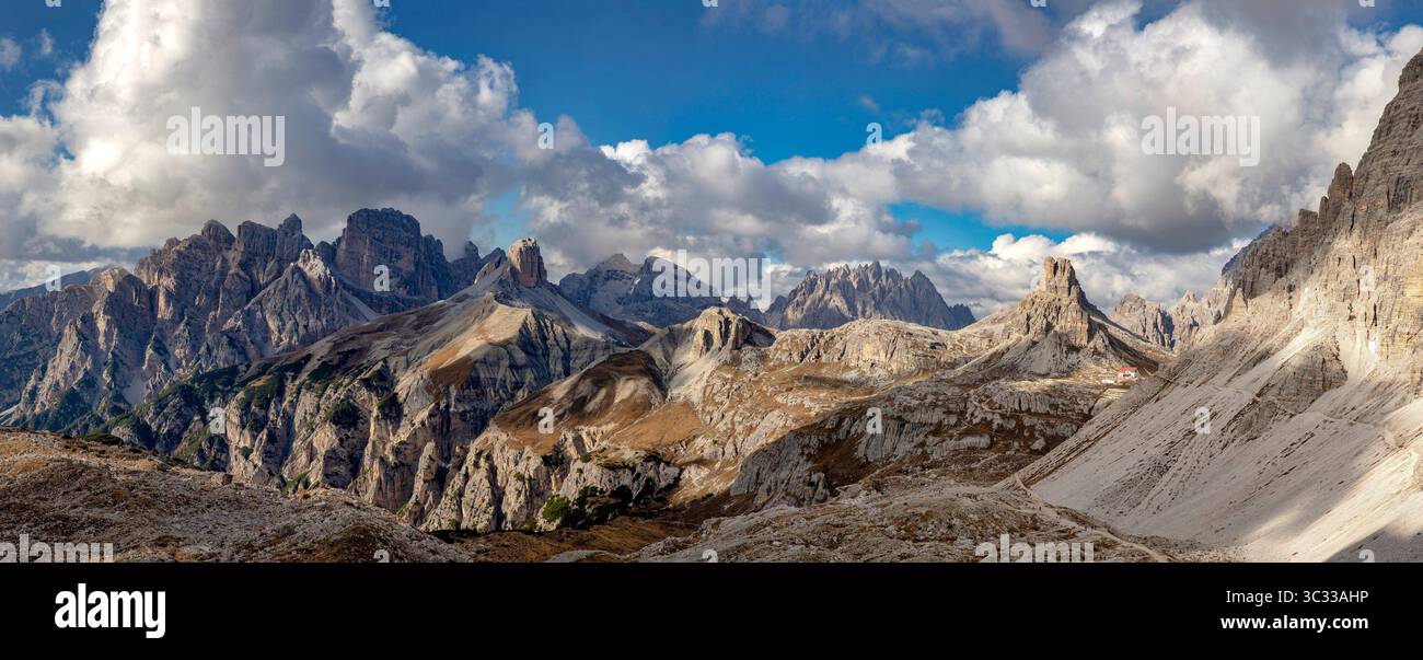 View from the Paternsattel at the Drei Zinnen, Tre Cimi di Laveredo to the Dreizinnenhütte Stock Photo