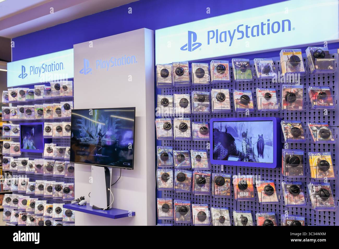 Playstation 5 in shop hi-res stock photography and images - Alamy