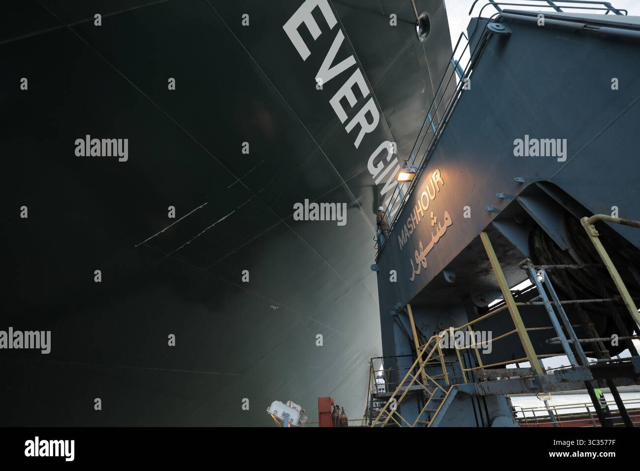Evergreen ship stuck in suez canal hi-res stock photography and images ...