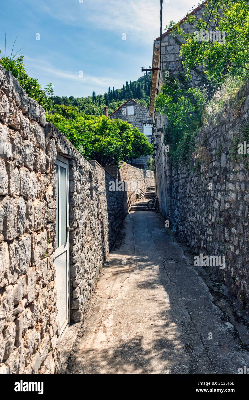 Eine Gasse auf Lopud, der Inselgruppe der Elaphiten in Kroatien Stock Photo