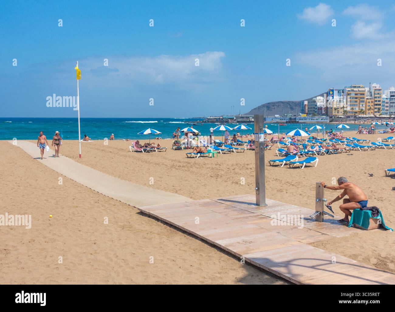 Gran Canaria, Canary Islands, Spain, 25th July 2025. Tourists, many from the UK, basking in glorious sunshine on the city beach in Las Palmas on Gran Canaria. Credit: Alan Dawson/Alamy Live News Stock Photo