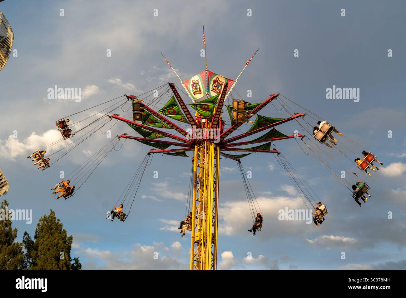 Sacramento, California, U.S.A. 22 July 2025. ECarnival ride spinning at ...