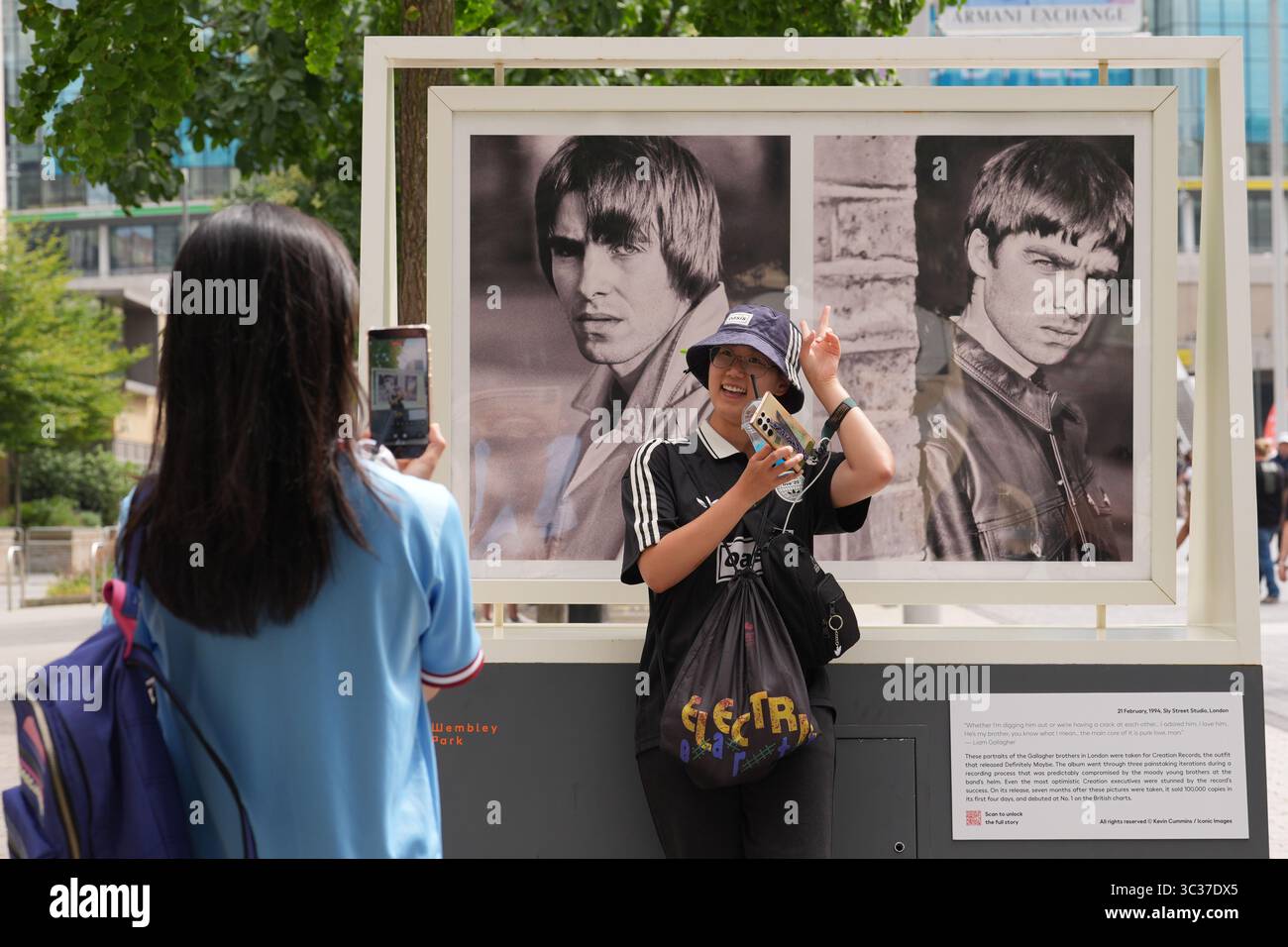 Oasis live 25 poster hi-res stock photography and images - Alamy