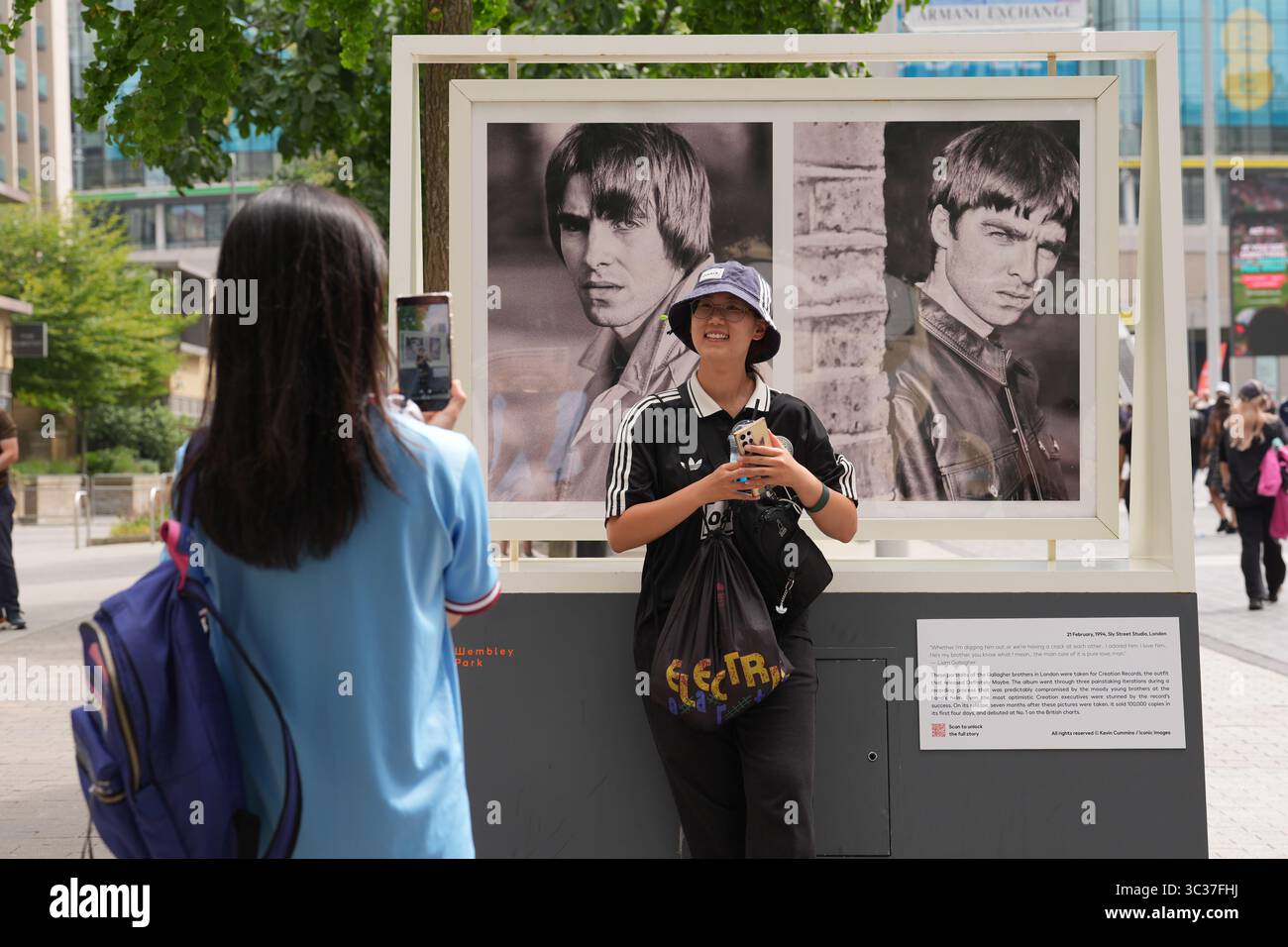 Oasis live 25 poster hi-res stock photography and images - Alamy
