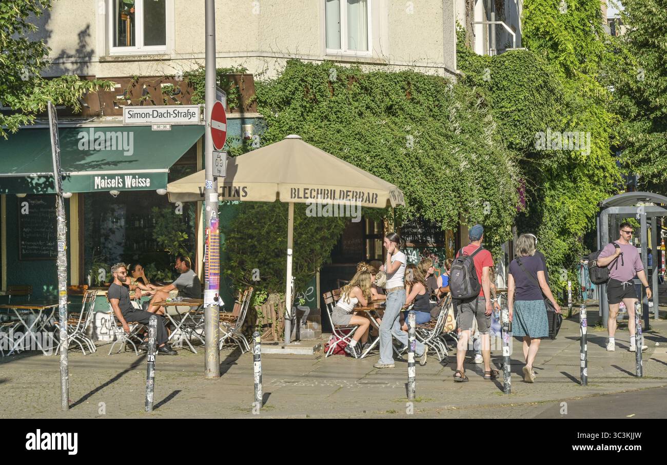 Street scene, passers-by, restaurant, Simon-Dach-Strasse, Wuhlischstrasse, Friedrichshain, Friedrichshain-Kreuzberg district, Berlin, Germany Stock Photo