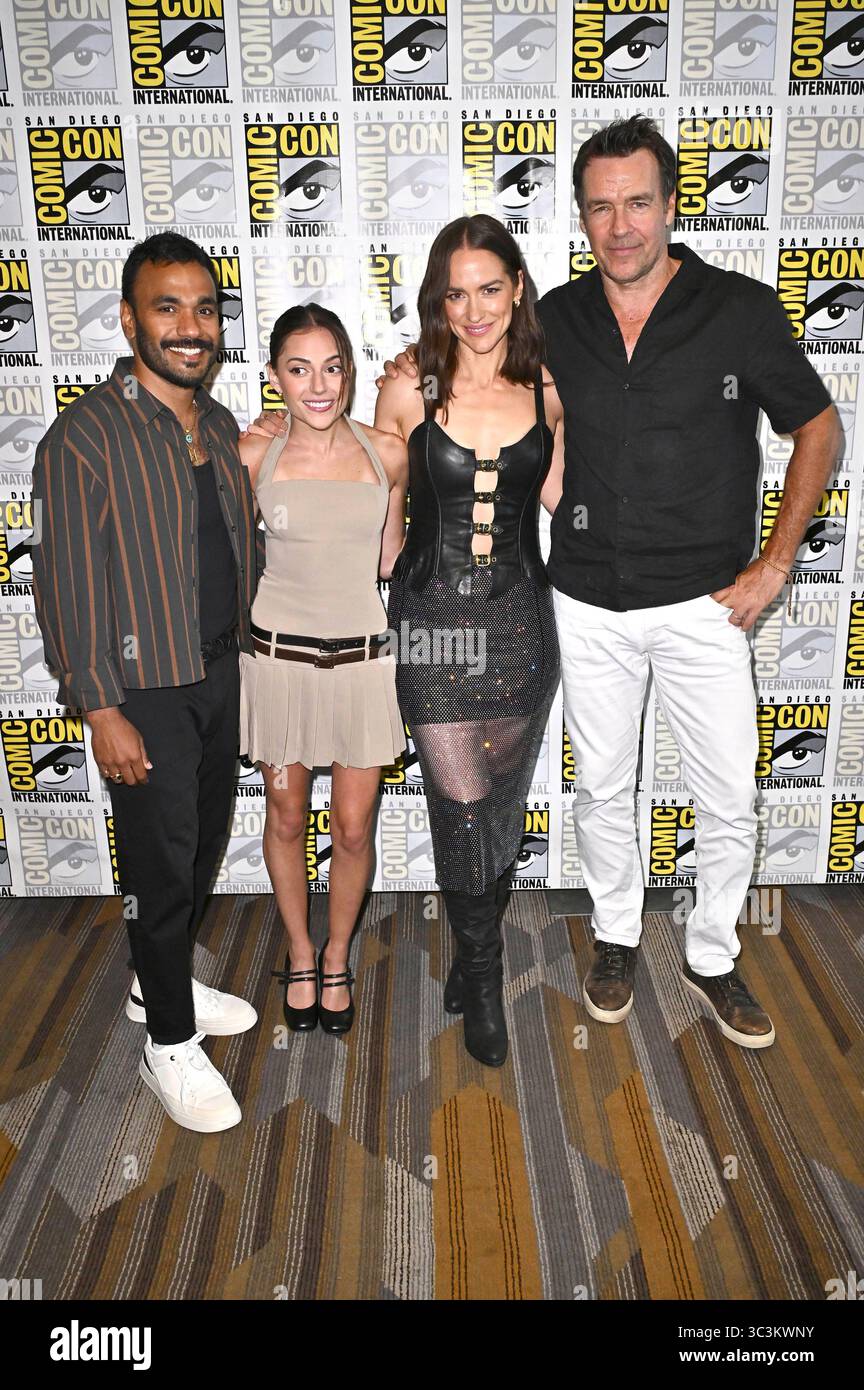 Andy McQueen, Romy Weltman, Melanie Scrofano und David James Elliott ...