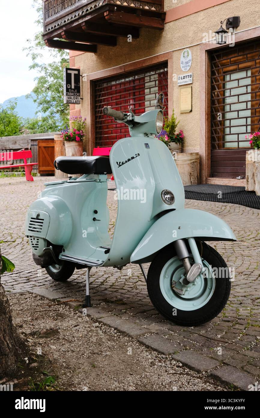 Vespa green hi-res stock photography and images - Alamy