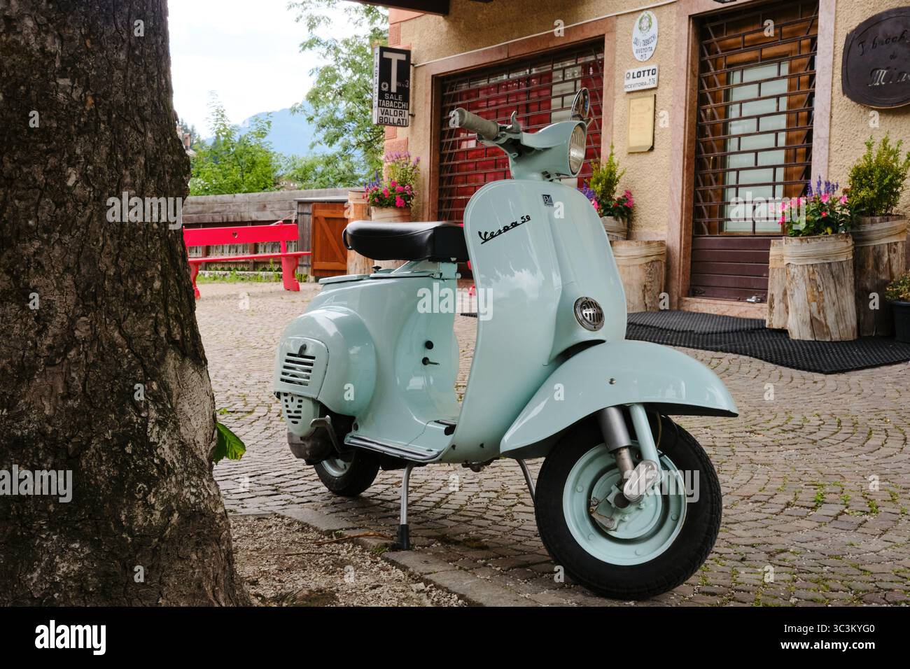 Vespa green hi-res stock photography and images - Alamy