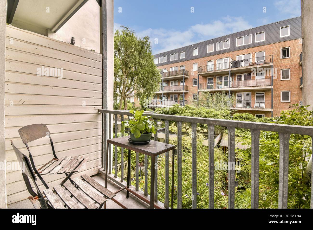 City lush hi-res stock photography and images - Alamy