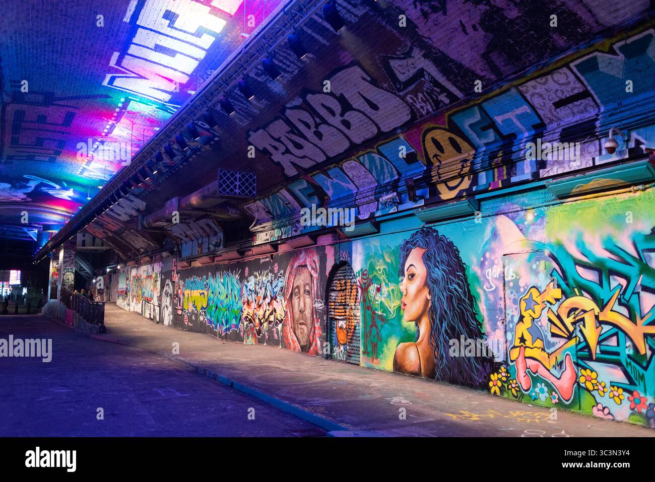Grafitti young woman street hi-res stock photography and images - Alamy