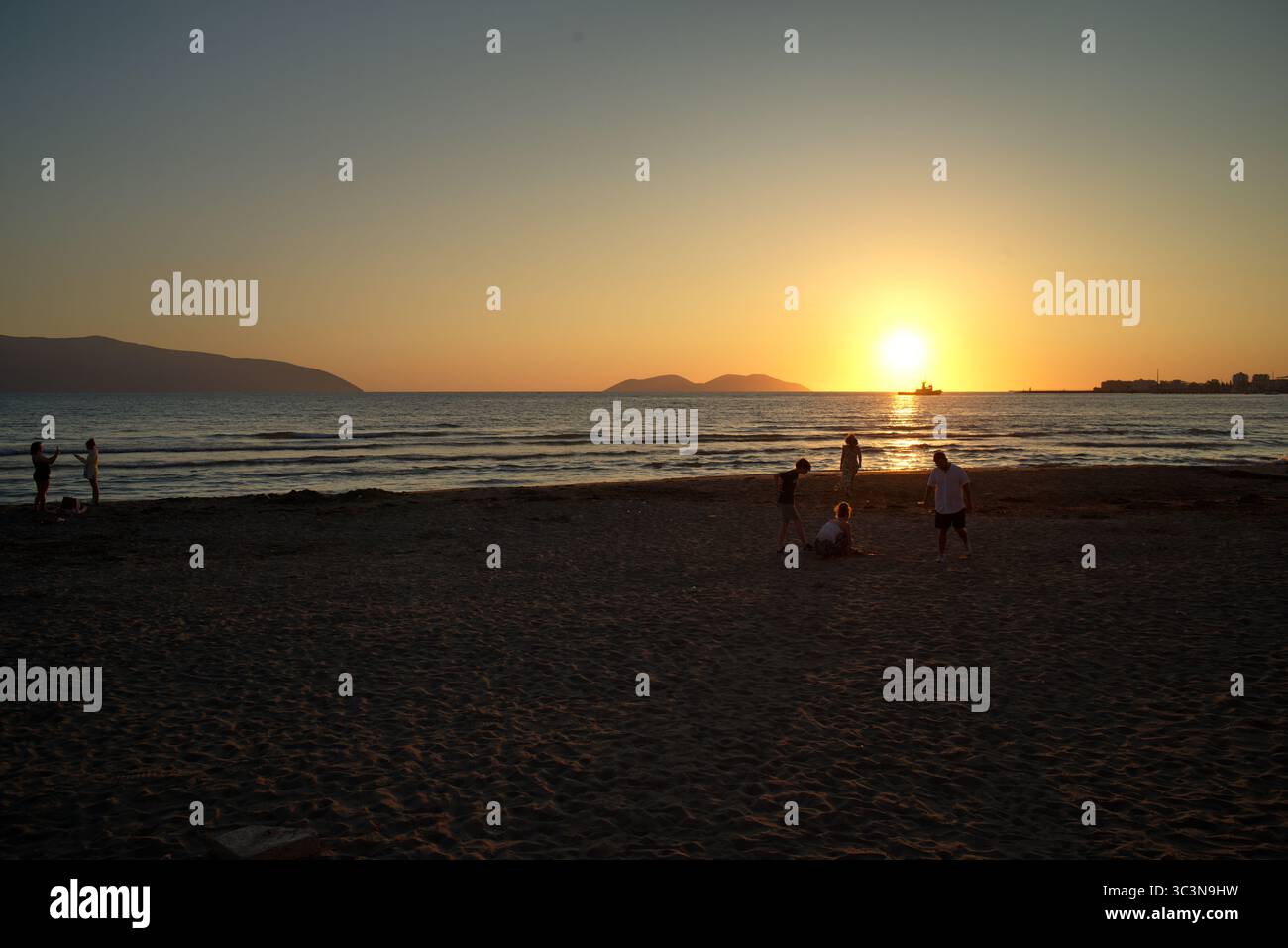 Sole e mare spiaggia hi-res stock photography and images - Alamy