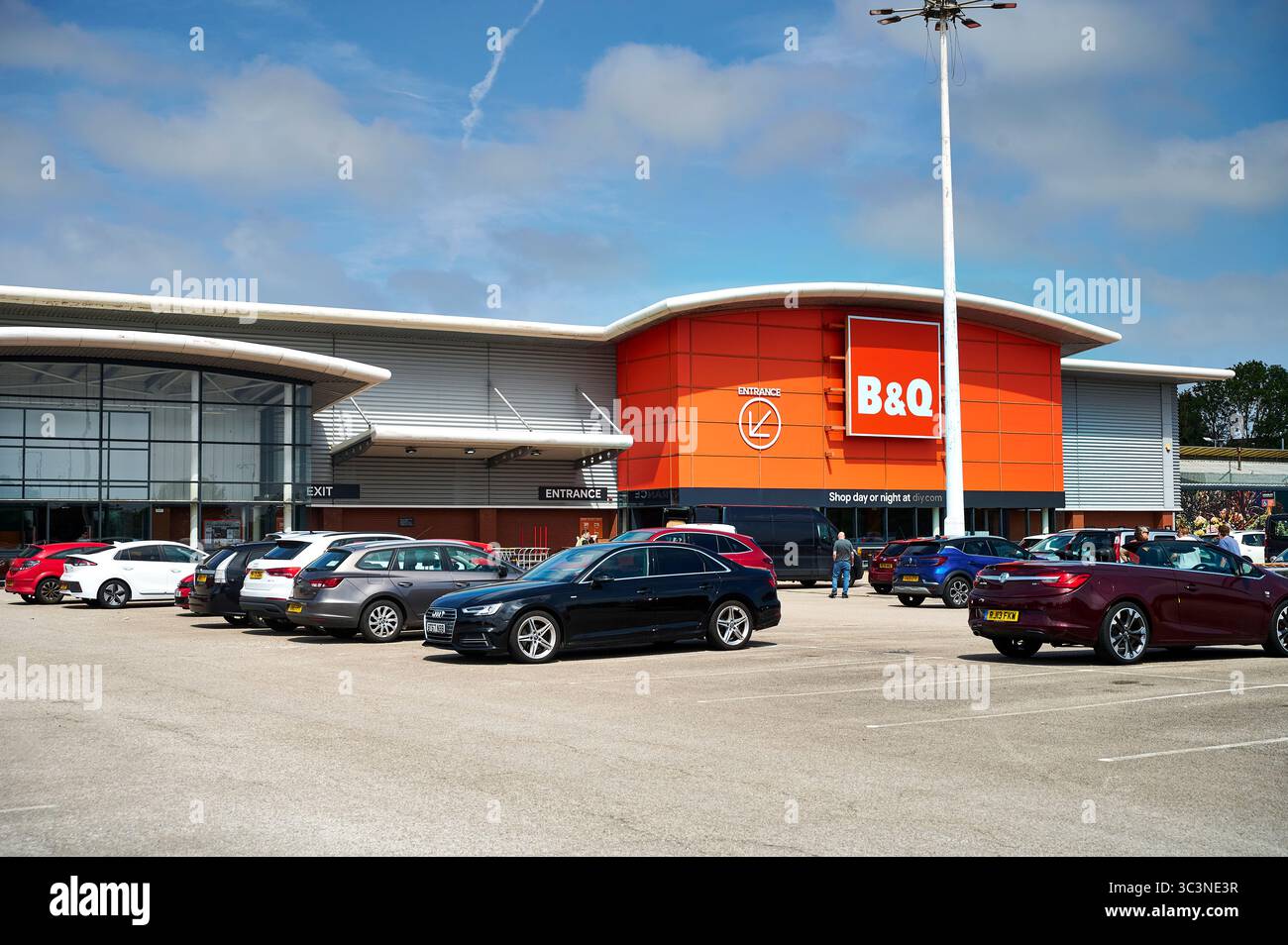 B&q store car park hi-res stock photography and images - Alamy
