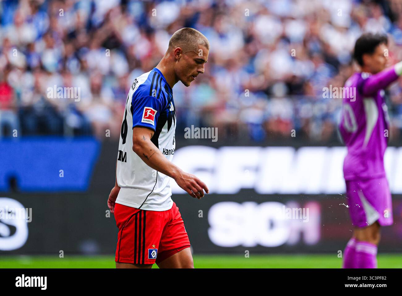 miro-muheim-hamburger-sv-28-ger-hamburger-sv-vs-olympique-lyon