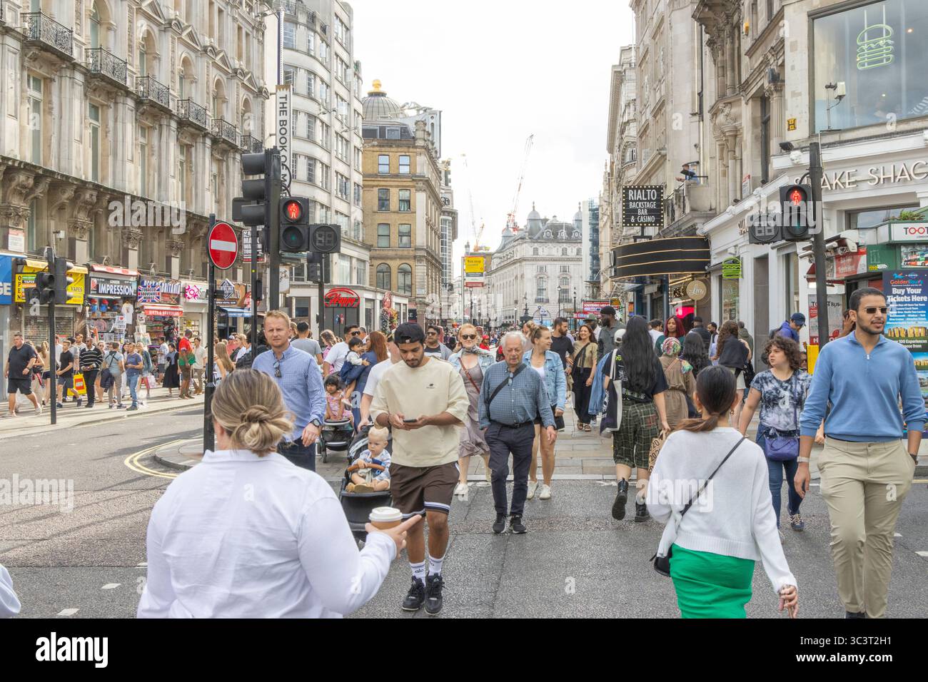 London street scene hi-res stock photography and images - Alamy