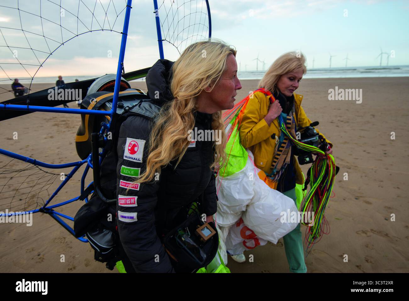 Sacha Dench with Joanna Lumley on Redcar beach Stock Photo