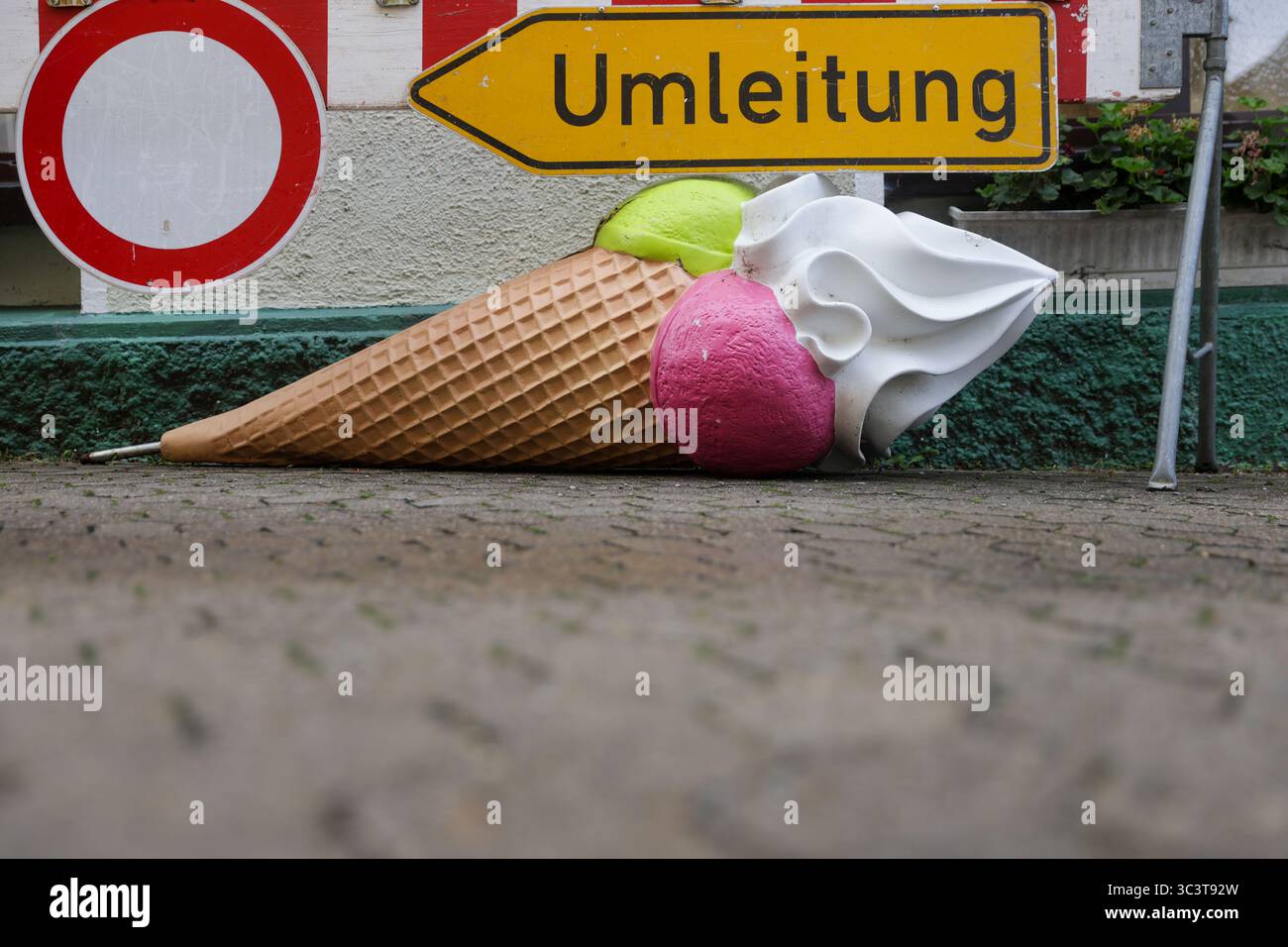 27 July 2025 Baden W Rttemberg Riedlingen An Oversized Ice Cream 27 July 2025 Baden Wrttemberg Riedlingen An Oversized Ice Cream Cone From An Ice Cream Parlor Lies In The Rain Under A Detour Sign Photo Thomas Warnackdpa 3C3T92W
