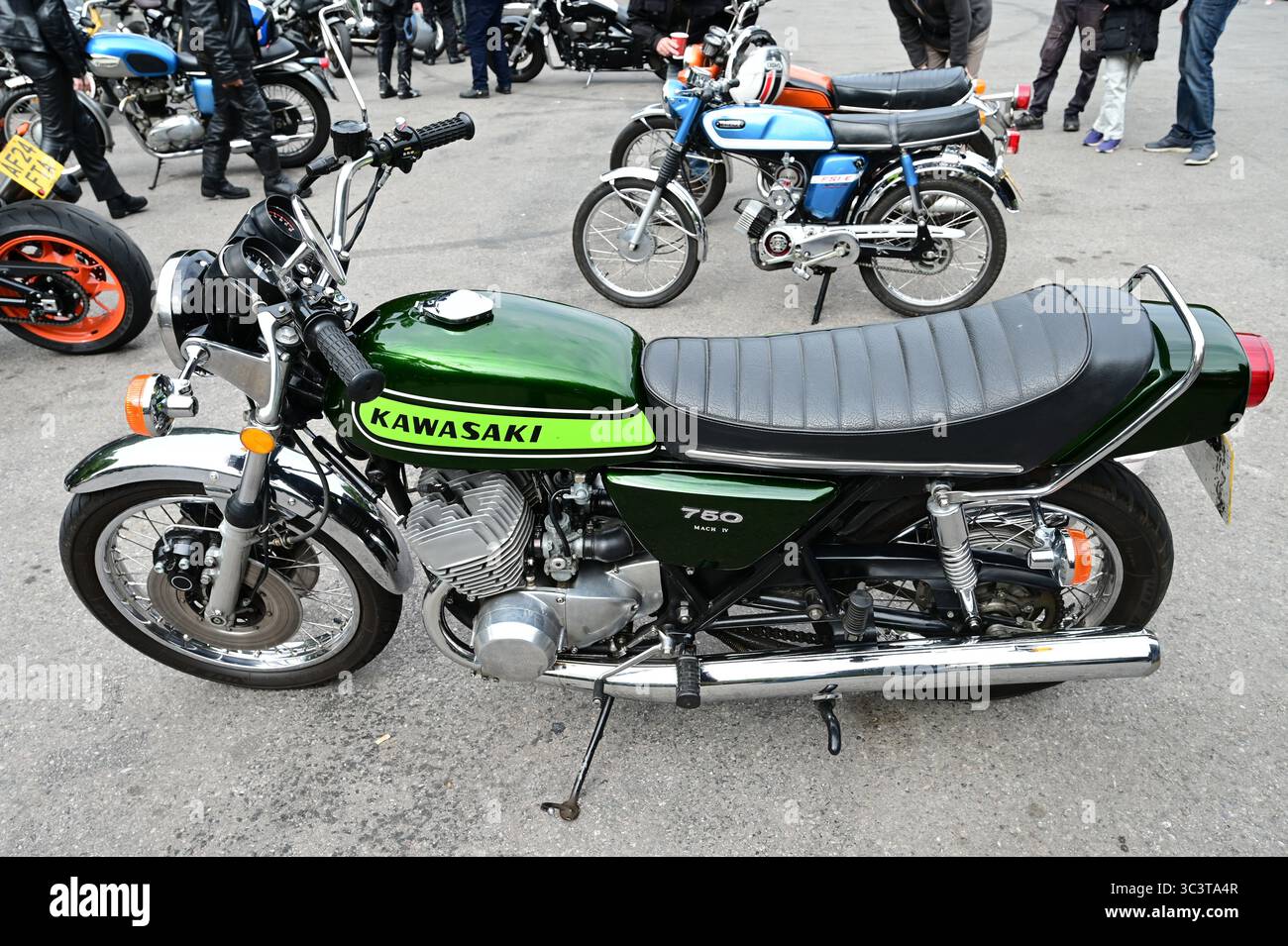 お能 (1974年) 1974 kawasaki hi-res stock photography and images - Alamy