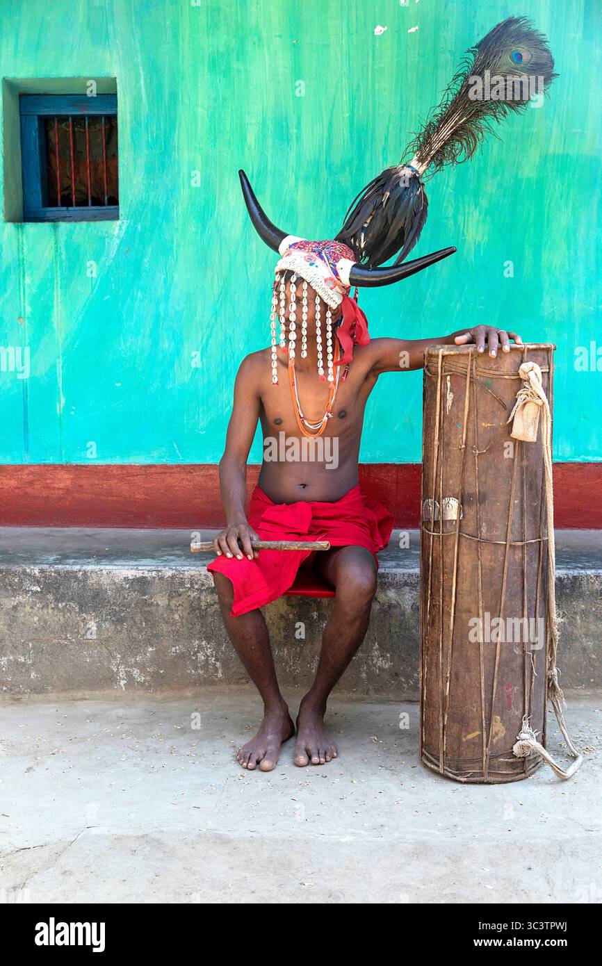 Man in traditional clothes from Bison-Horn Maria Tribe with spectacular ...