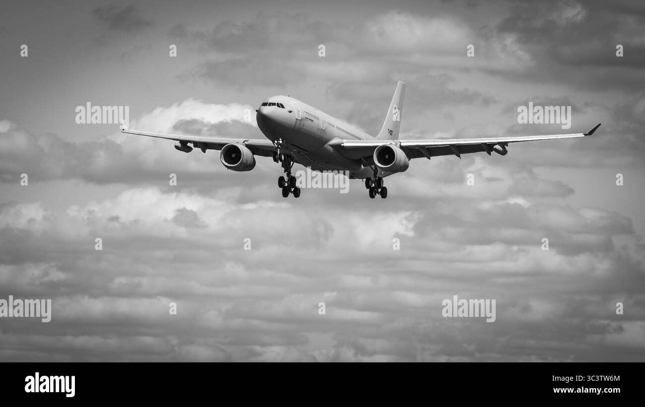 Airbus a330 landing gear Black and White Stock Photos & Images - Alamy