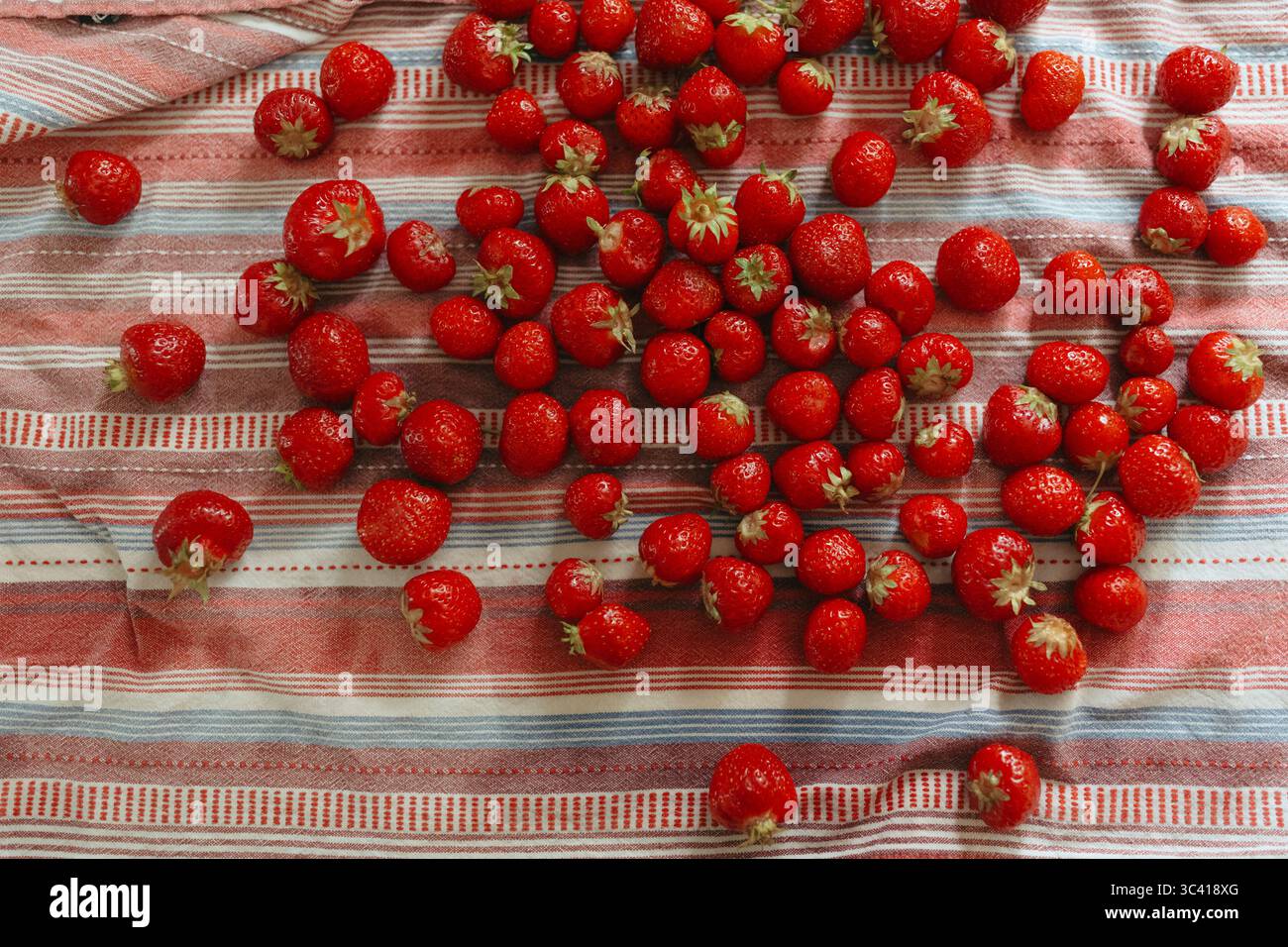 Kitchen summer strawberries hi-res stock photography and images - Alamy