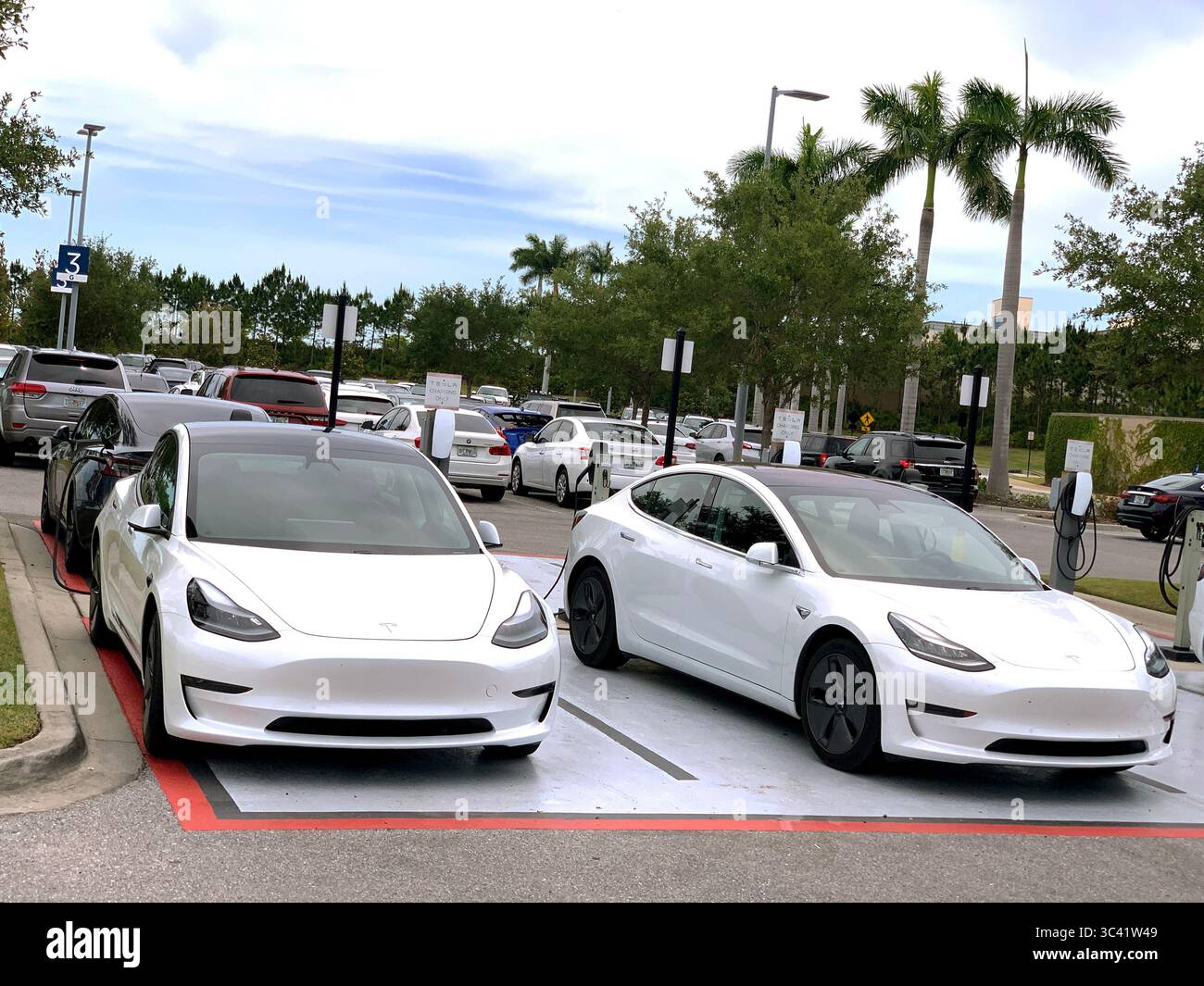 Accept bitcoin hi-res stock photography and images - Alamy